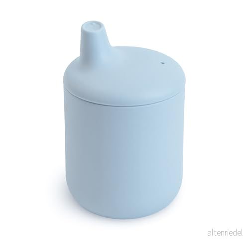 Mushie Pipmugg i Silikon Rekommenderad ålder: Från 6 månader Rymmer: Ca 175 ml Tål Diskmaskin och Mikrovågsugn Material: 100% Livsmedelsgodkänd (Powder Blue) 810052464596